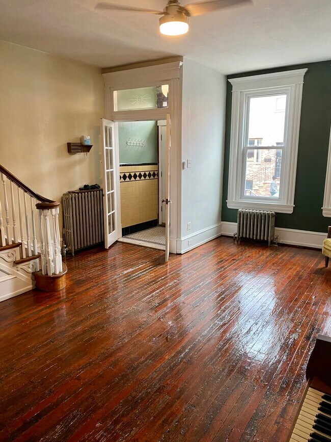 Foto del edificio - Gorgeous 6-Bedroom Rowhome in South Philad...
