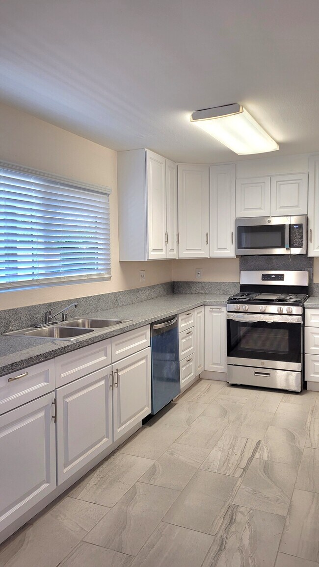 brand new kitchen, granite counter, brand new stainless applppliances - 634 Pioneer Dr