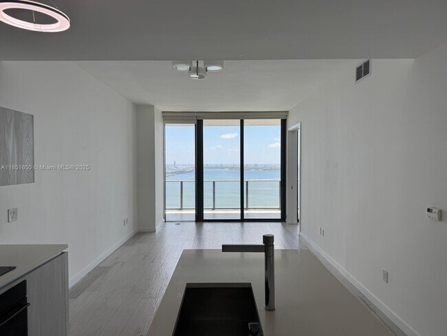 Foto del edificio - 480 NE 31st