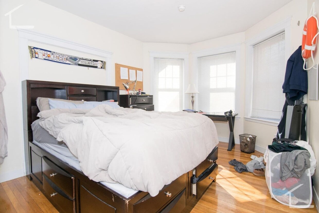 Primary Photo - Large 5 Bedroom Apartment by BU Available ...