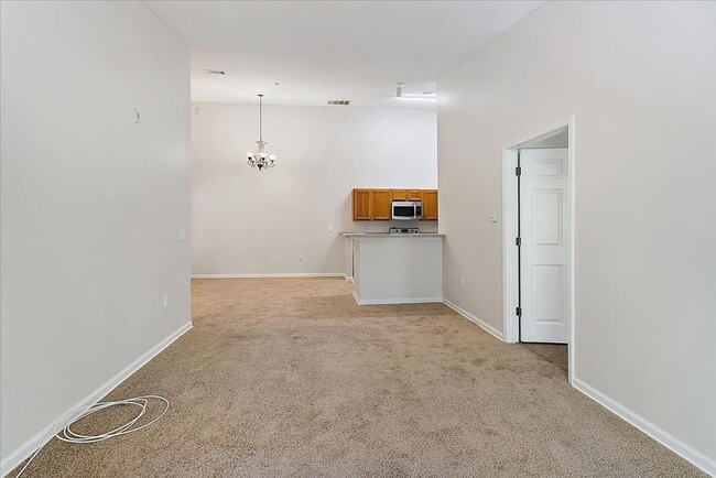 Building Photo - Great condo! New AC system!