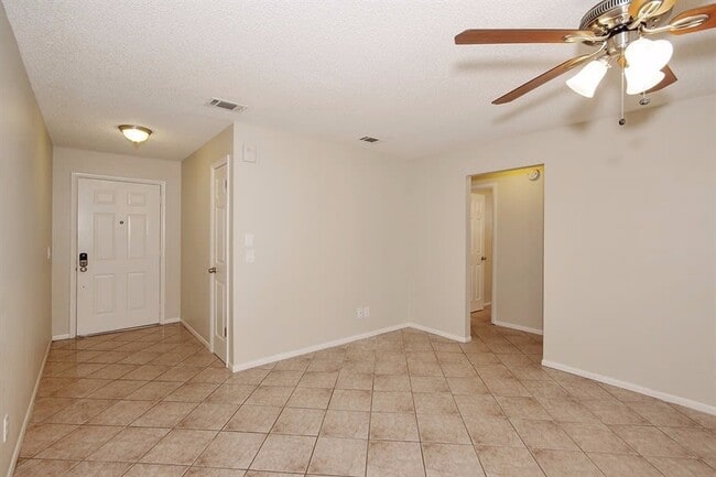 Building Photo - 646 Moss Dr