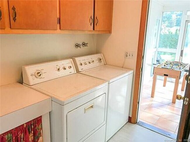 Foto del edificio - 261 Simsbury Rd