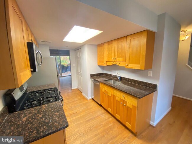 Foto del edificio - 9244 Sprucewood Rd