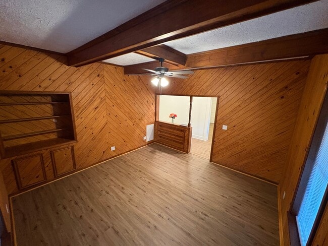 Building Photo - 409 Lilly Ave