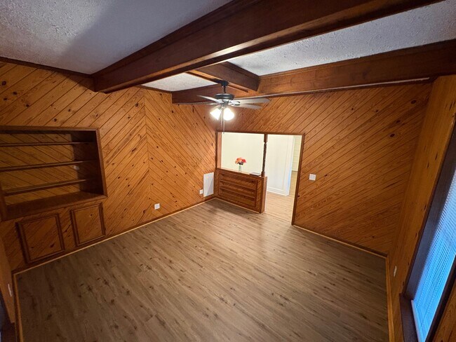 Foto del edificio - 409 Lilly Ave