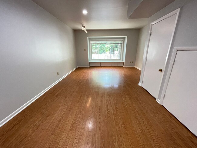 Building Photo - Two BR townhome-style in Chancellor Square...