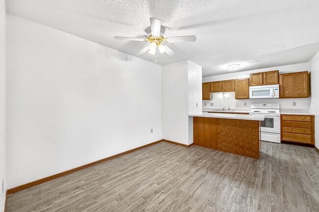 Building Photo - Creekstone Falls