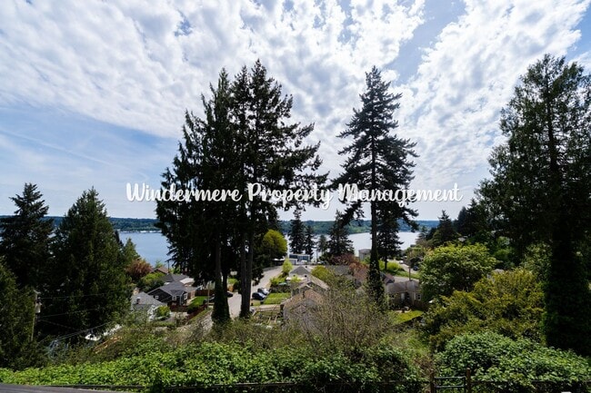 Building Photo - Amazing views, single story, convenient location!