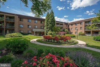 Building Photo - 1640 Oakwood Dr