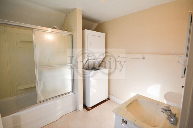 Foto del edificio - 2020/2022 Eastwood Rd SE