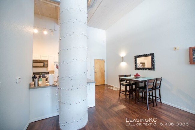 Building Photo - W7L