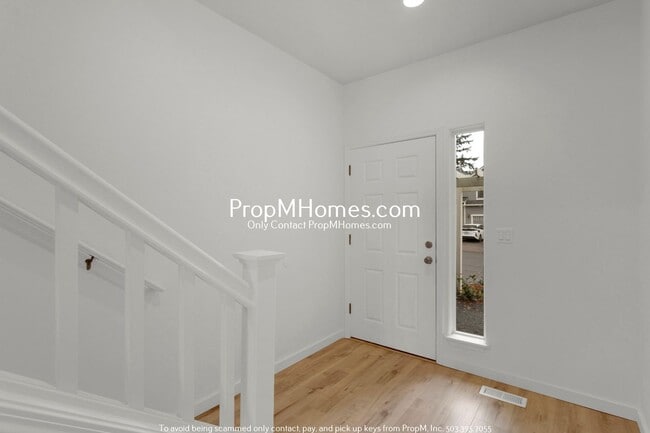 Building Photo - Beautiful Townhome in Parker Crest – Modern Finishes, Private Backyard, and Prime West Linn Locat...