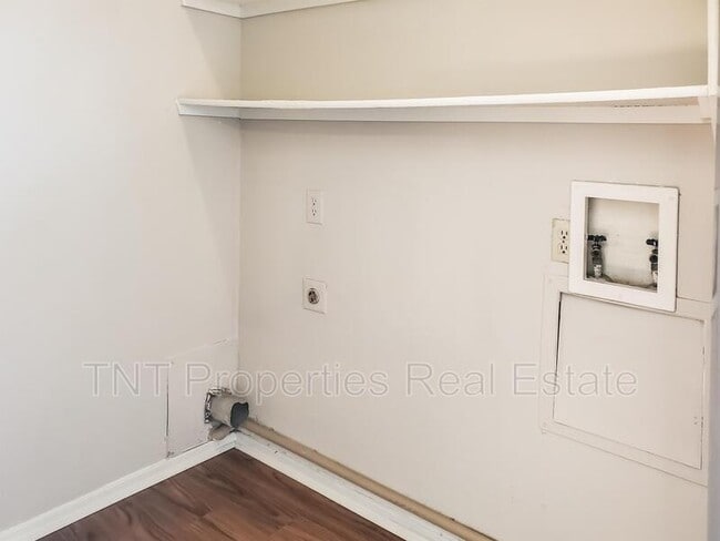 Building Photo - 302 Manuel Dr