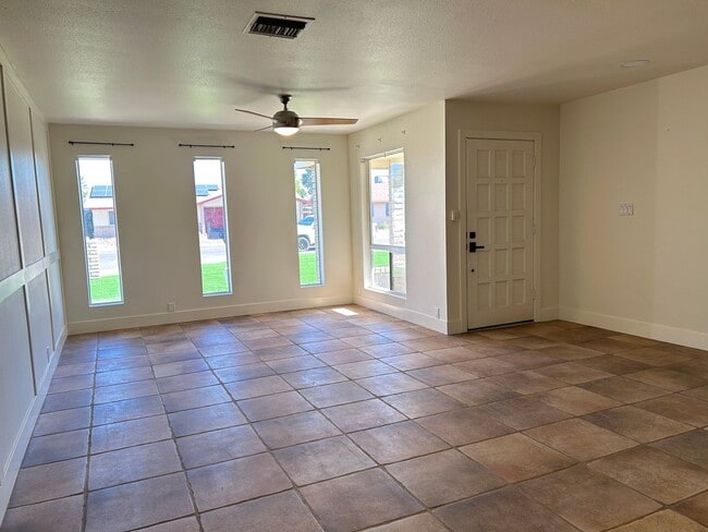 Building Photo - Stunning Remodel, 2 Bed 2 Bath Home with Pool Service!