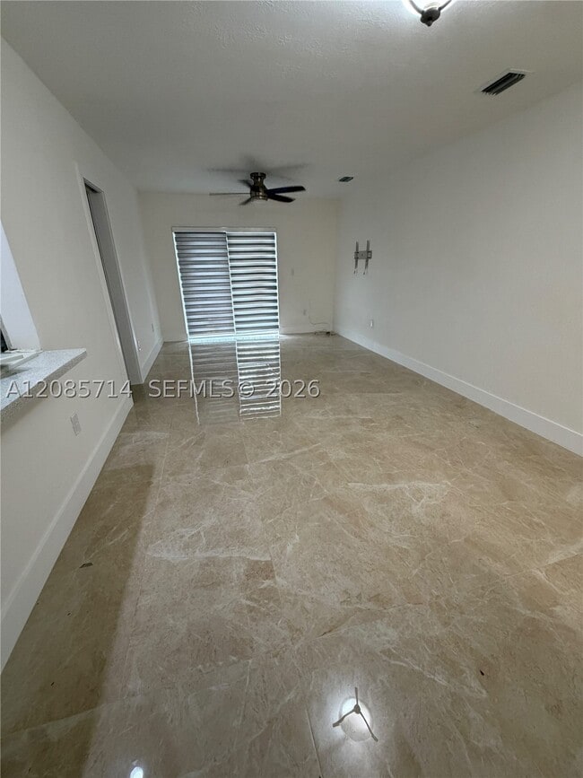Foto del edificio - 1855 W 62nd St