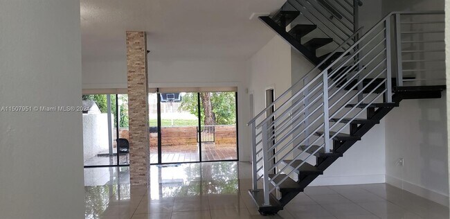 Building Photo - 805 NW 105th Pl