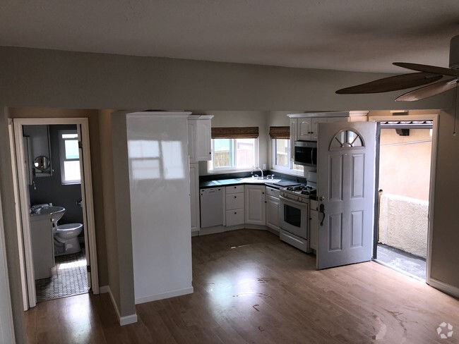 Building Photo - 3615 Vista Dr