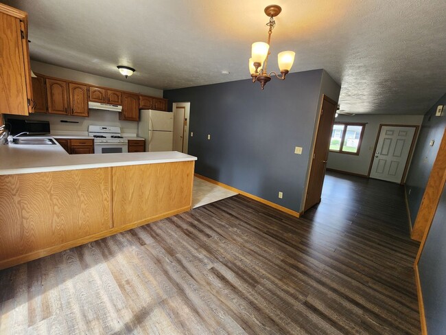 Building Photo - 3 Bedroom in Mackinaw!