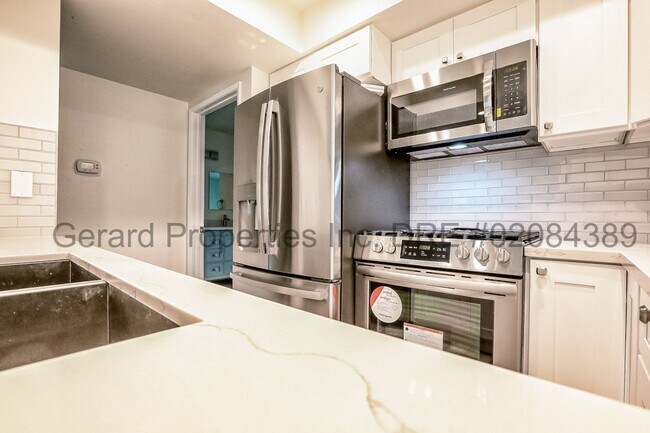 Foto del edificio - 3 bedroom Townhome with downstairs primary...