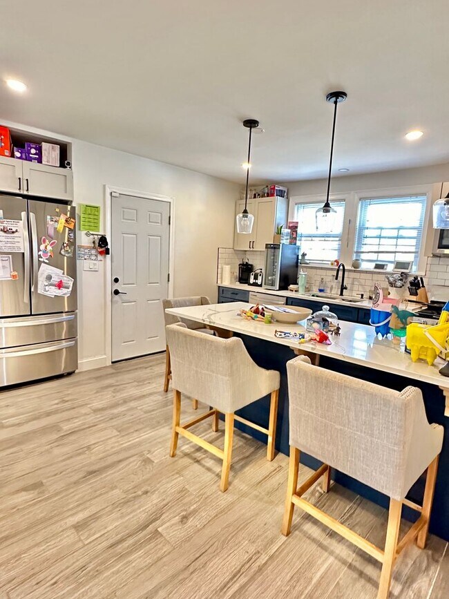 Building Photo - Renovated 3bed/1bath with Laundry and Park...