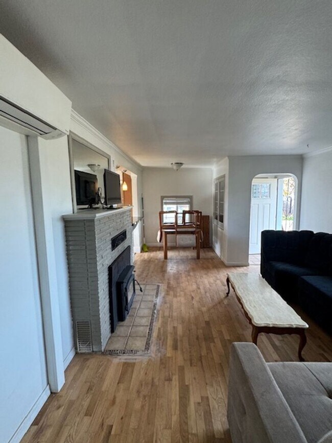 Foto del edificio - 4 BEDROOM HOME INCLUDES SEPARATE GUEST QUARTERS -FURNISHED OR UNFURNISHED- TONS OF PARKING