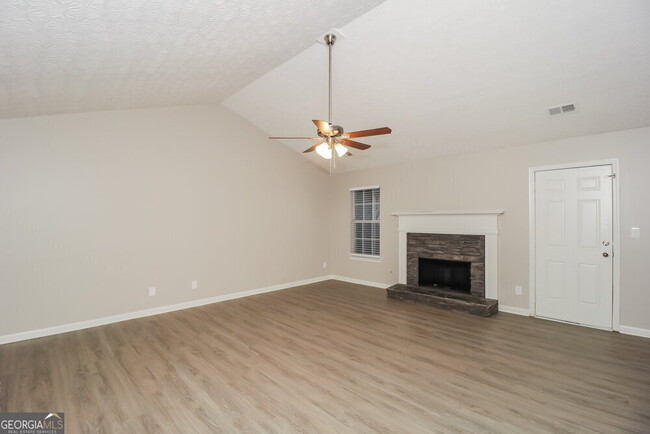 Foto del edificio - 5922 Farmbrook Ln