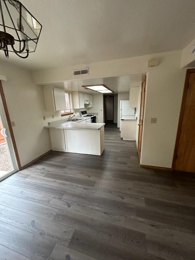 Building Photo - 3-Bedroom Townhome in Desirable Lower Greenlaw