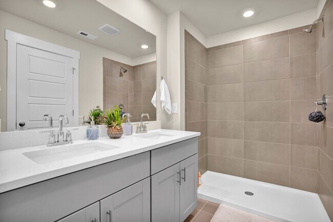 En suite master bath. - 842 Thread Way