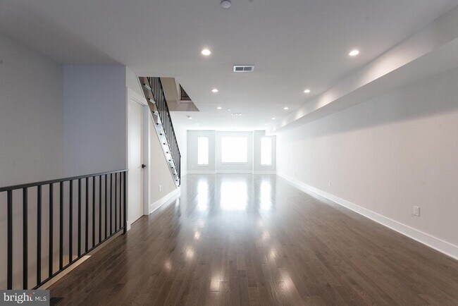 Building Photo - 2448 Frankford Ave