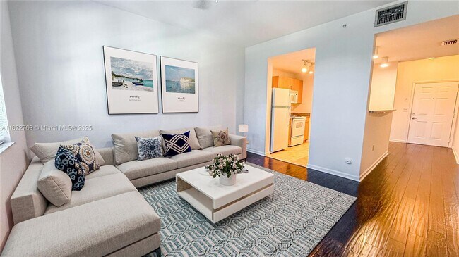 Foto del edificio - 533 NE 3rd Ave