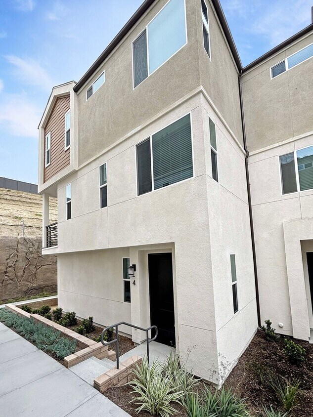 Foto principal - Spacious 3-Bedroom, 3-Bathroom Townhome in...