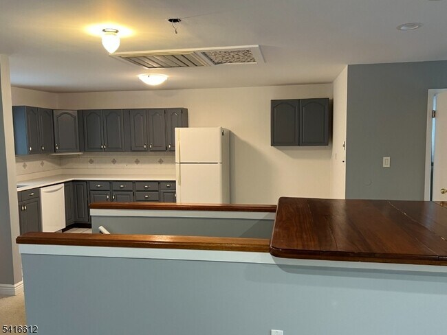 Foto del edificio - 18 Montrose Ave