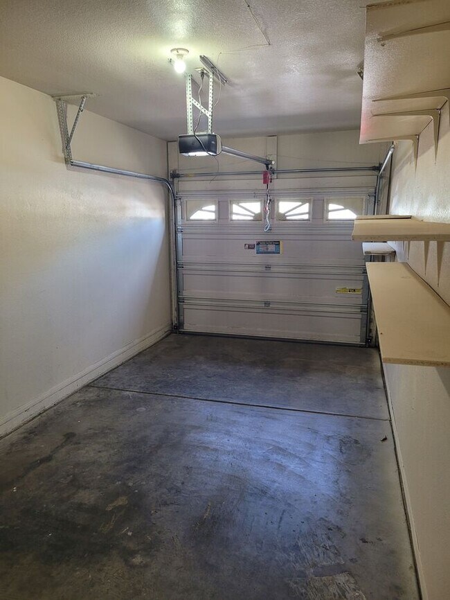 Foto del edificio - Second story 2/2 condo with easy access to I-10 and 60 FWY.
