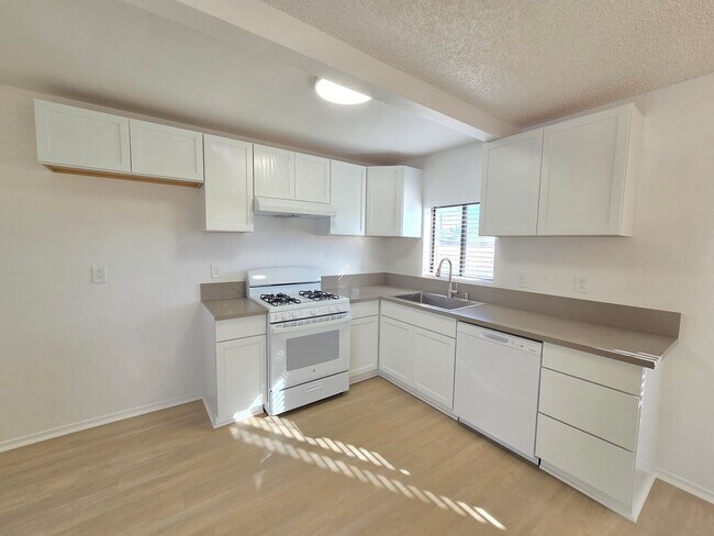 Building Photo - 8249 Catalpa Ave