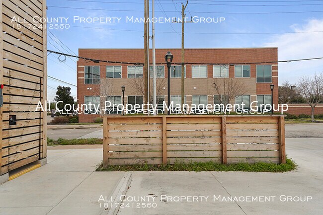 Building Photo - 1100 S Lake St