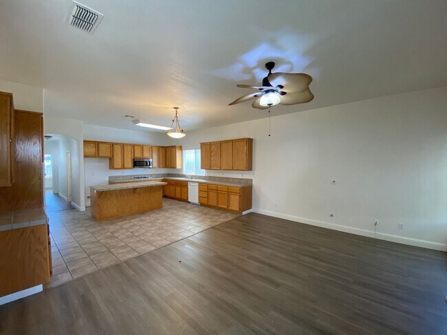 Foto del edificio - East Elk Grove Home Close to Pleasant Grov...