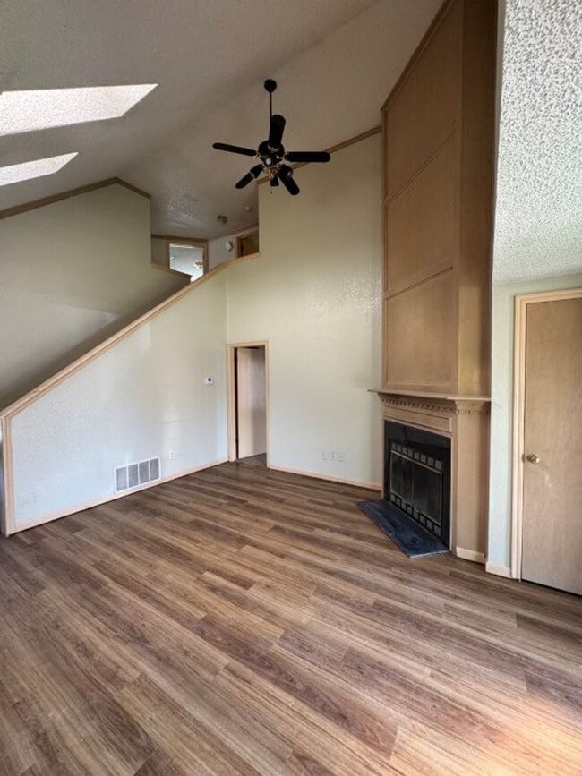Building Photo - Rare 4 bedroom 2 bath in Moore Schools. 2 ...