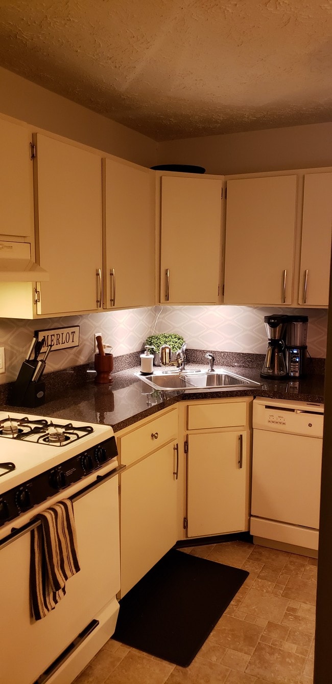 Building Photo - Hilltop Terrace Apartments!!! Amazing rental!