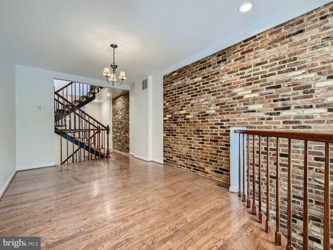 Building Photo - 827 S Charles St