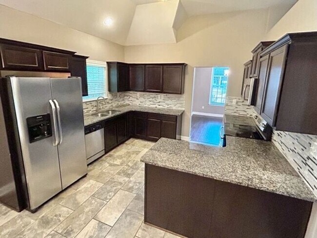 Foto del edificio - Now Leasing A 4 Bedroom 2 Bath Home In Oli...