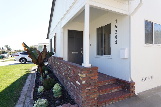 Front - 15209 Florwood Ave