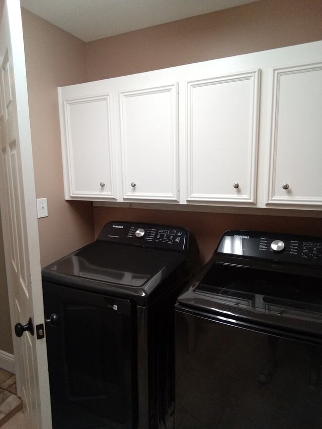 Building Photo - ****Woodlake South****MUST SEE**
