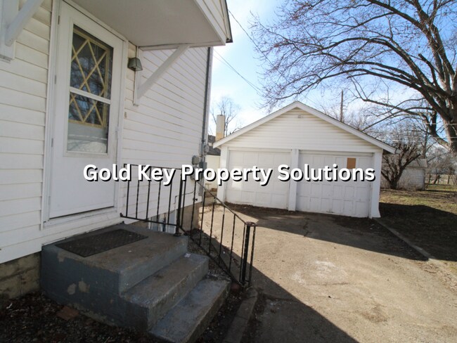 Building Photo - Huge 2 BR 1.5 BA House with Garage, Centra...