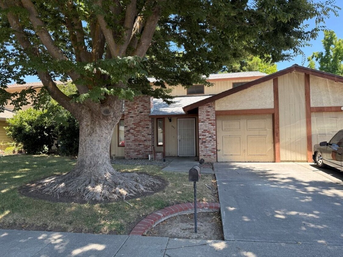 Primary Photo - 990/992 JUSTIN DUPLEX