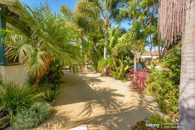 Building Photo - 827 Appleby St