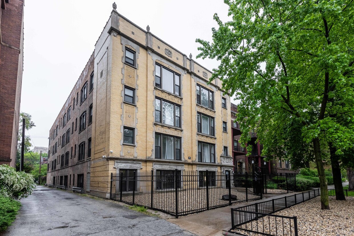 Primary Photo - 5451 S Cornell Ave