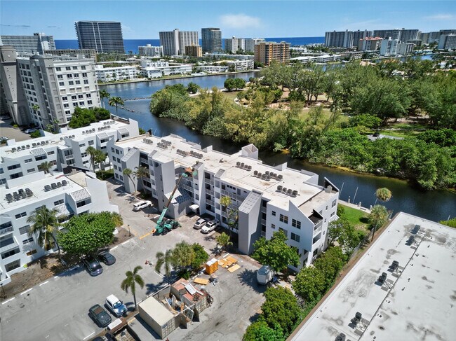 Building Photo - 2850 NE 14th St