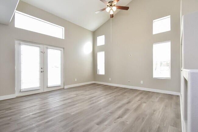 Foto del edificio - 7716 Donald Nelson Ave