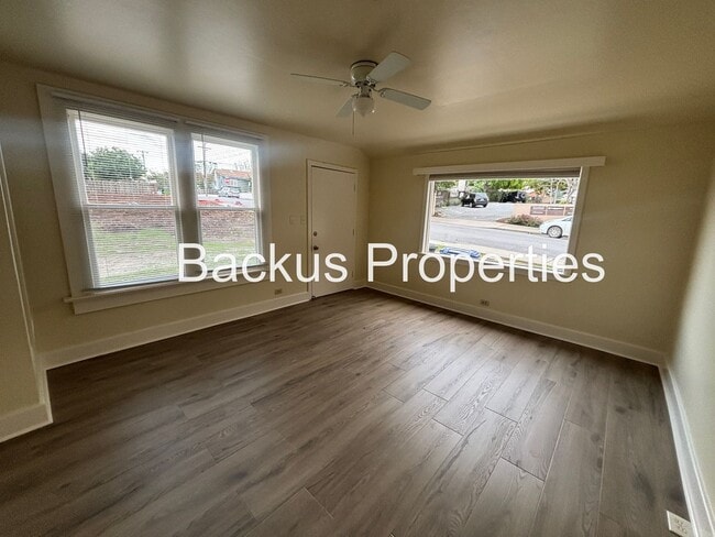 Building Photo - Wonderful unit in desireable location in Monterey